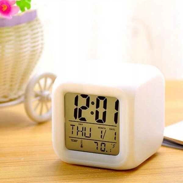 Reloj con luz LED que cambia de color, despertador, fecha y termómetro.
